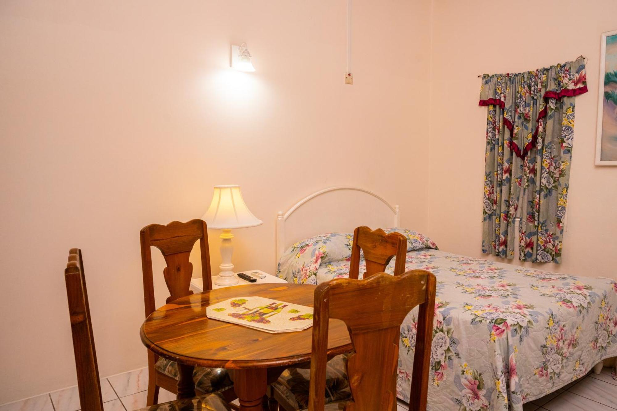 Shields Negril Villas Ruang foto